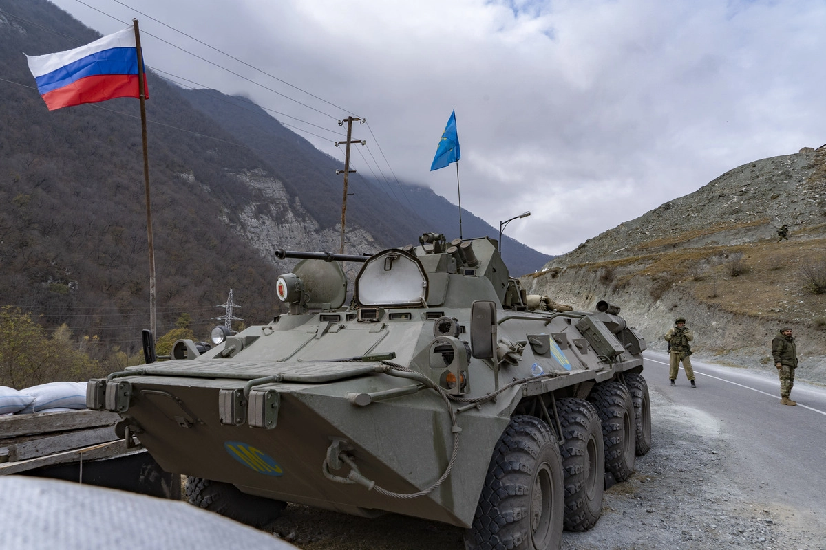 Конвой российских военных на пути из Мартакерта в Дадиванк. Северная часть Нагорного Карабаха. Территория подконтрольная армянским силам и российским миротворцам. 