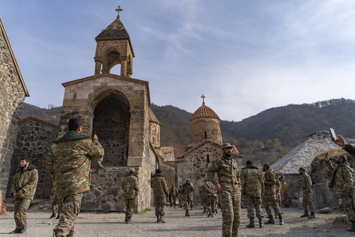 Военнослужащие из Армении (Гюмри) по пути с фронта домой посещают монастырь Дадиванк. 