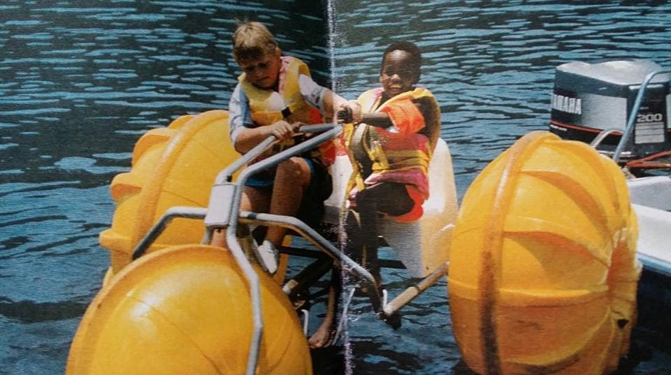 Чарл и Лаки в детстве.