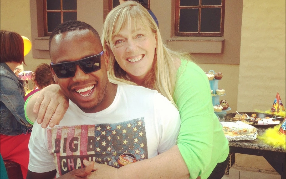 Лаки со своей приемной мамой.