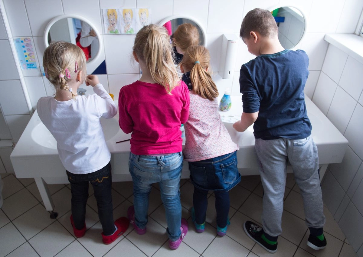 Ребенка заставляли лизать. Circle time в детском саду. Няня ребенок заставляет. Ребенка принудили мыть туалет в школе.