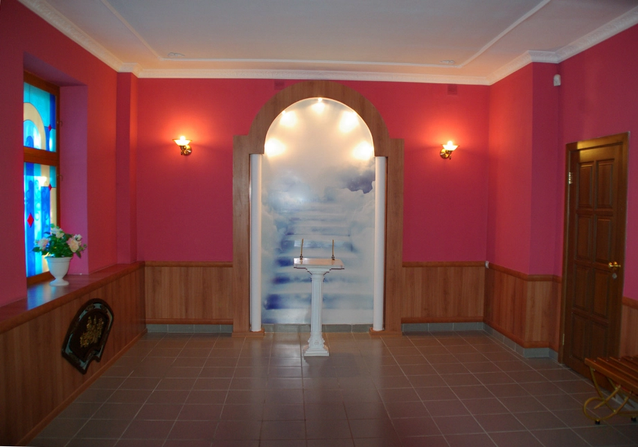 Челябинский крематорий, зал для получения урн с прахом.