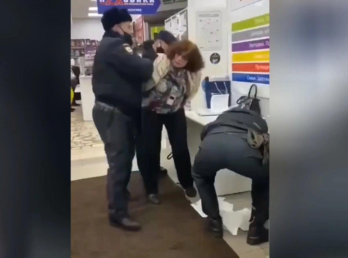 Телеграм канал задержания. Задержание женщины в магазине. Полицейские задержали женщину. В Москве задержали женщину. Полиция скрутила женщину.