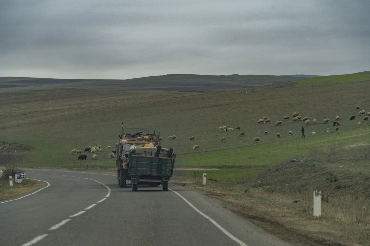 Армяне с вещами покидают Лачин (Бердзор), направляясь в Армению