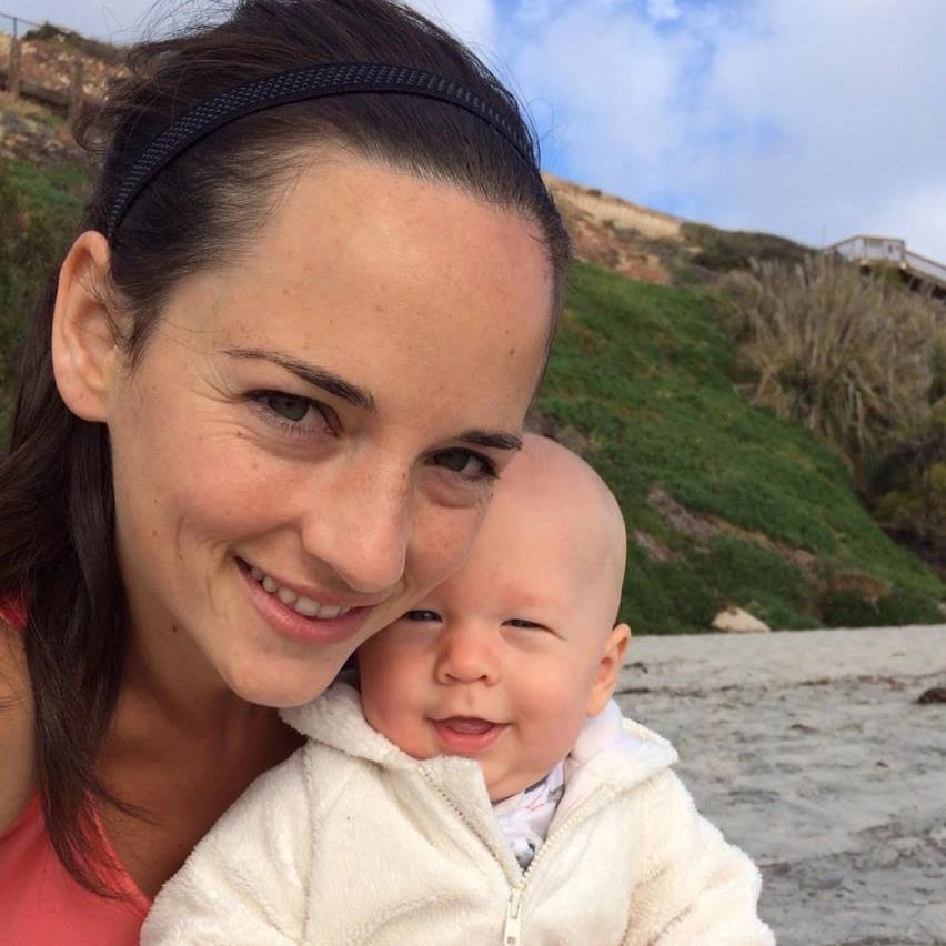 Париса Фойгт на пляже с младшим сыном.