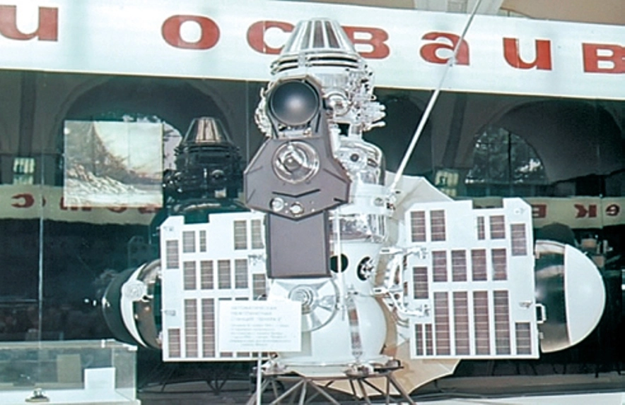 Макет автоматической межпланетной станции 3МВ-3 («Венера-3») на ВДНХ. Кадр фильма «Здравствуй, Венера!» (1967). Иллюстрация из книги П. Шубина «Венера. Неукротимая планета» (2017)