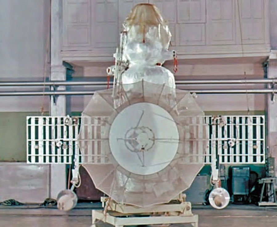 Автоматическая межпланетная станция В-67 («Венера-4»). Кадр фильма «Здравствуй, Венера!» (1967). Иллюстрация из книги П. Шубина «Венера. Неукротимая планета» (2017)