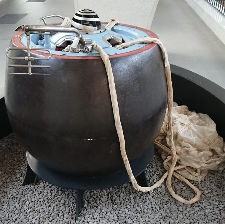 Макет спускаемого аппарата автоматической межпланетной станции В-70 («Венера-7») в павильоне «Космос» ВДНХ. Фото С. Козловского ru.wikipedia.org Макет спускаемого аппарата автоматической межпланетной станции В-70 («Венера-7») в павильоне «Космос» ВДНХ. Фото С. Козловского ru.wikipedia.org