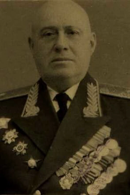 Соавтор Оглоблина по разведывательным пособиям генерал-майор Вячеслав Кушнаренко. Во время войны он командовал 221-й стрелковой дивизией. Кавалер шести орденов, включая ордена Ленина. https://pamyat-naroda.ru/ Соавтор Оглоблина по разведывательным пособиям генерал-майор Вячеслав Кушнаренко. Во время войны он командовал 221-й стрелковой дивизией. Кавалер шести орденов, включая ордена Ленина. https://pamyat-naroda.ru/