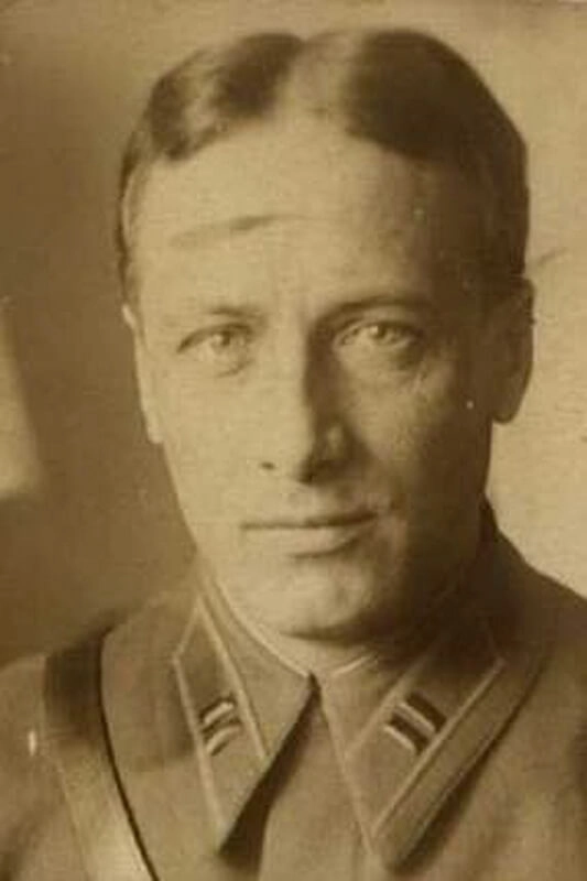 Генерал-майор Сурин Сергей Иванович (на снимке ещё в звании майора). В годы войны работал в разведотделе Крымского фронта, возглавлял 1-й отдел разведуправления Генштаба Красной армии. Автор нескольких учебно-методических пособий по войсковой разведке. https://pamyat-naroda.ru/ Генерал-майор Сурин Сергей Иванович (на снимке ещё в звании майора). В годы войны работал в разведотделе Крымского фронта, возглавлял 1-й отдел разведуправления Генштаба Красной армии. Автор нескольких учебно-методических пособий по войсковой разведке. https://pamyat-naroda.ru/