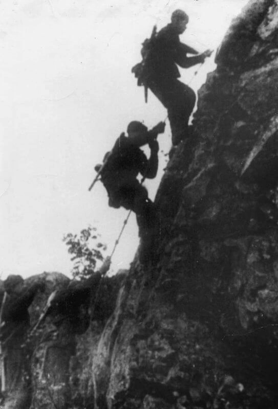 Советские разведчики на склоне хребта Муста-Тунтури. Заполярье, 1943 год. waralbum.ru