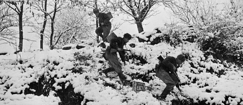 Советские разведчики спускаются по склону в Карпатах, 1944 год. Автор снимка А. Шайхет. waralbum.ru