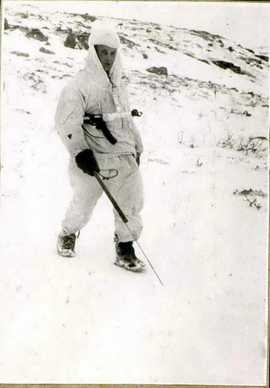 Советский сапёр-разведчик 35-го гвардейского стрелкового полка со щупом. Заполярье, 1944 год. forum.10divizia.ru Советский сапёр-разведчик 35-го гвардейского стрелкового полка со щупом. Заполярье, 1944 год. forum.10divizia.ru