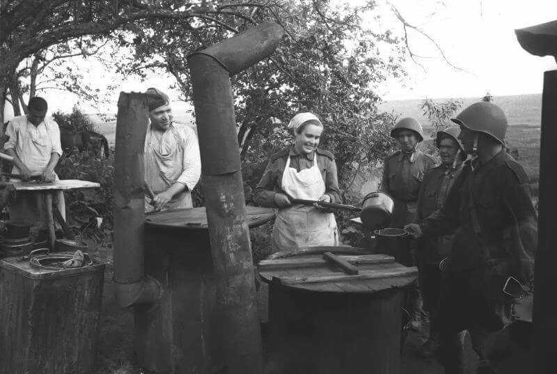 Выдача горячей пищи на советской полевой кухне, 1943 год. Автор снимка Н. Боде. waralbum.ru