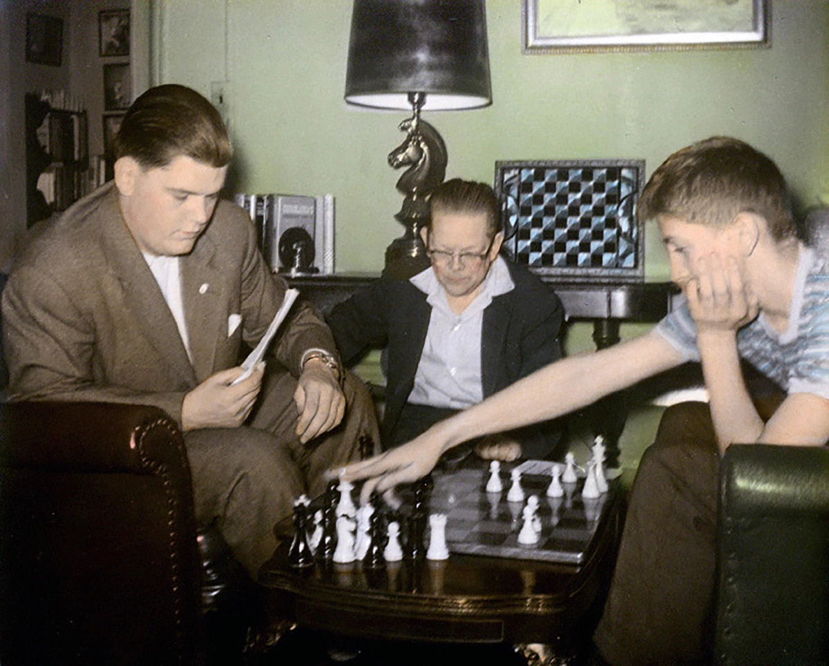 Фишер (справа) в 1950-е годы.