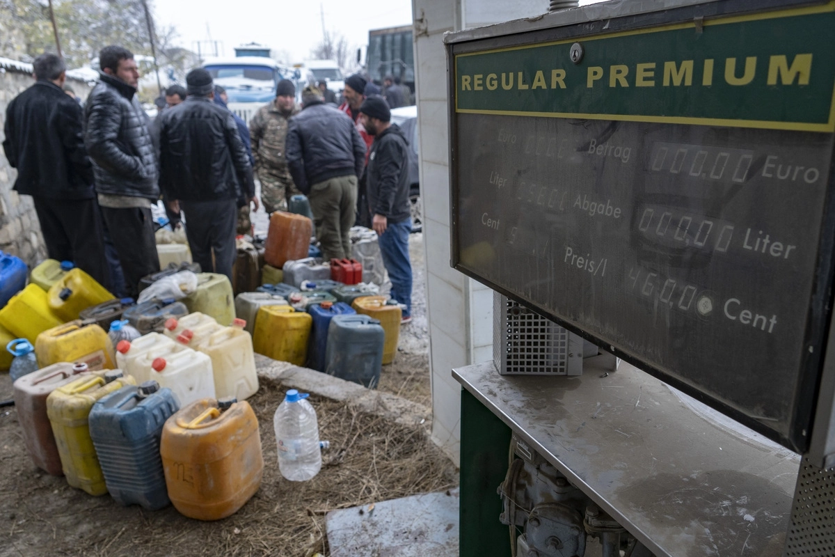 Карабахские армяне - жители Лачинского района получают по талонам бесплатное топливо с закрывшейся заправочной станции, покидая регион, передаваемый Азербайджану.