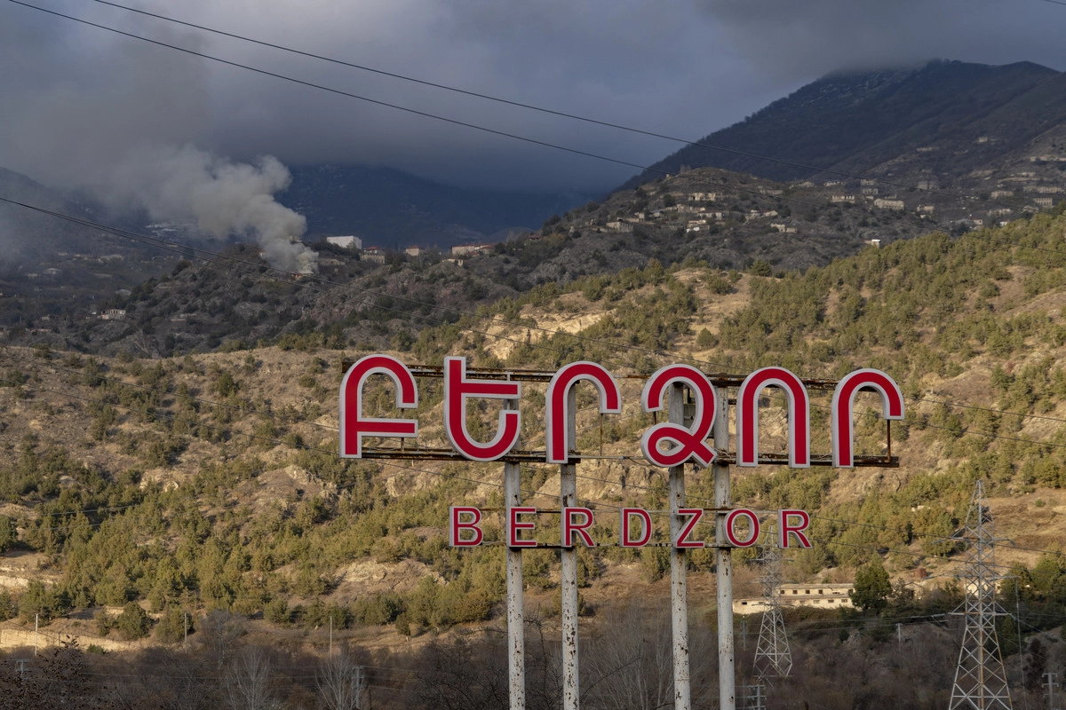 Горящий жилой дом и вывеска 