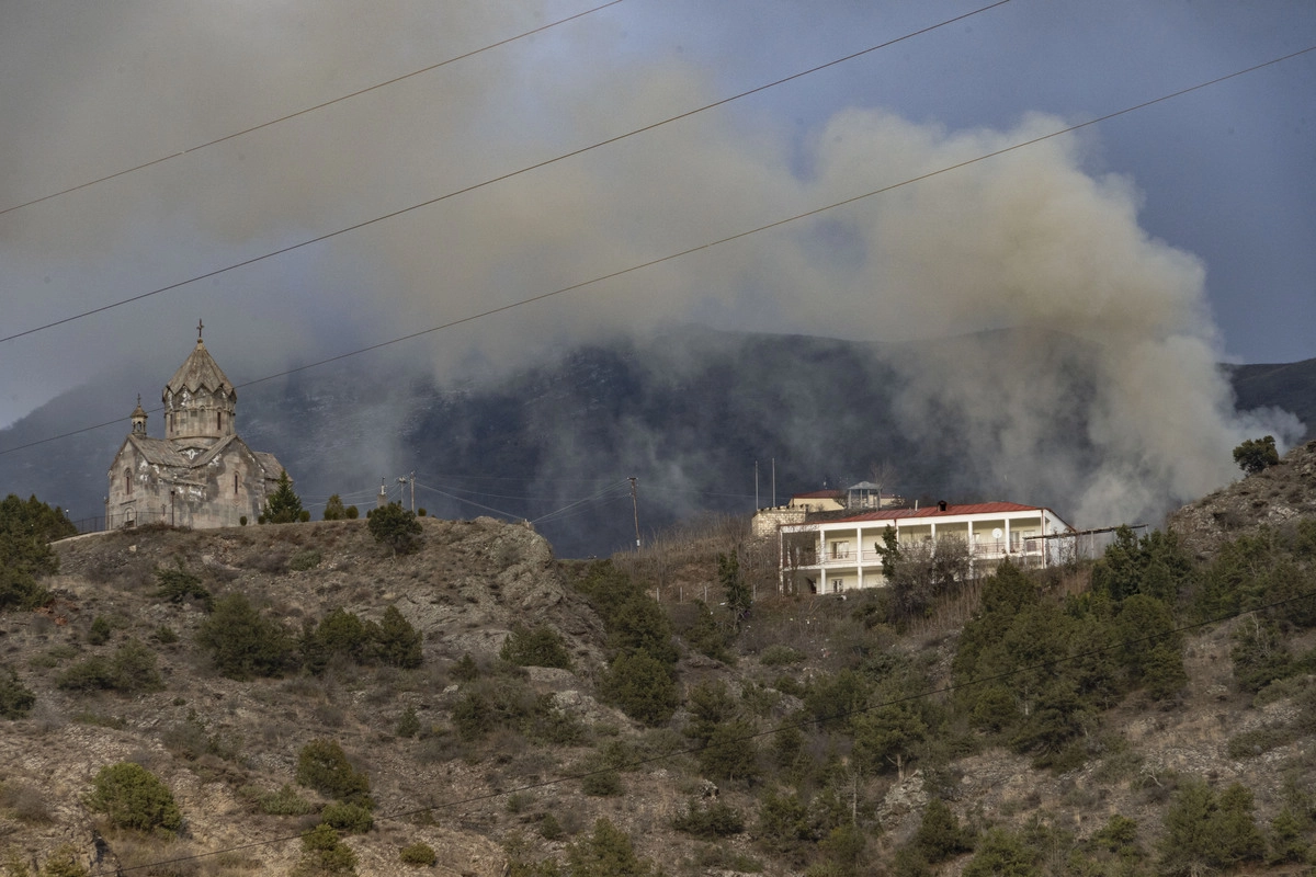 Горящий жилой дом, слева - Армянская христианская церковь. 30 ноября, за несколько часов до передачи района Азербайджану. 