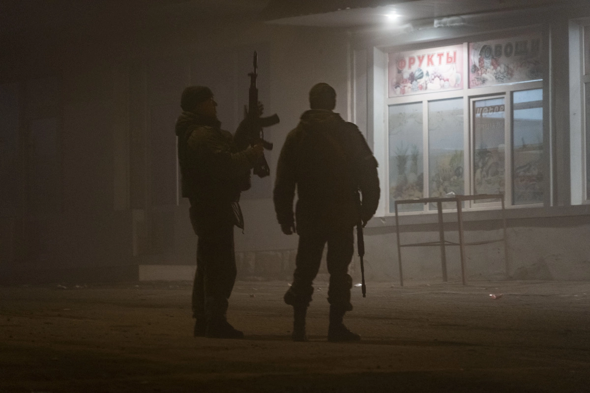 Российские военные миротворцы в центре города Лачин, незадолго до вхождения первой азербайджанской колонны в Лачинский район и город Лачин.