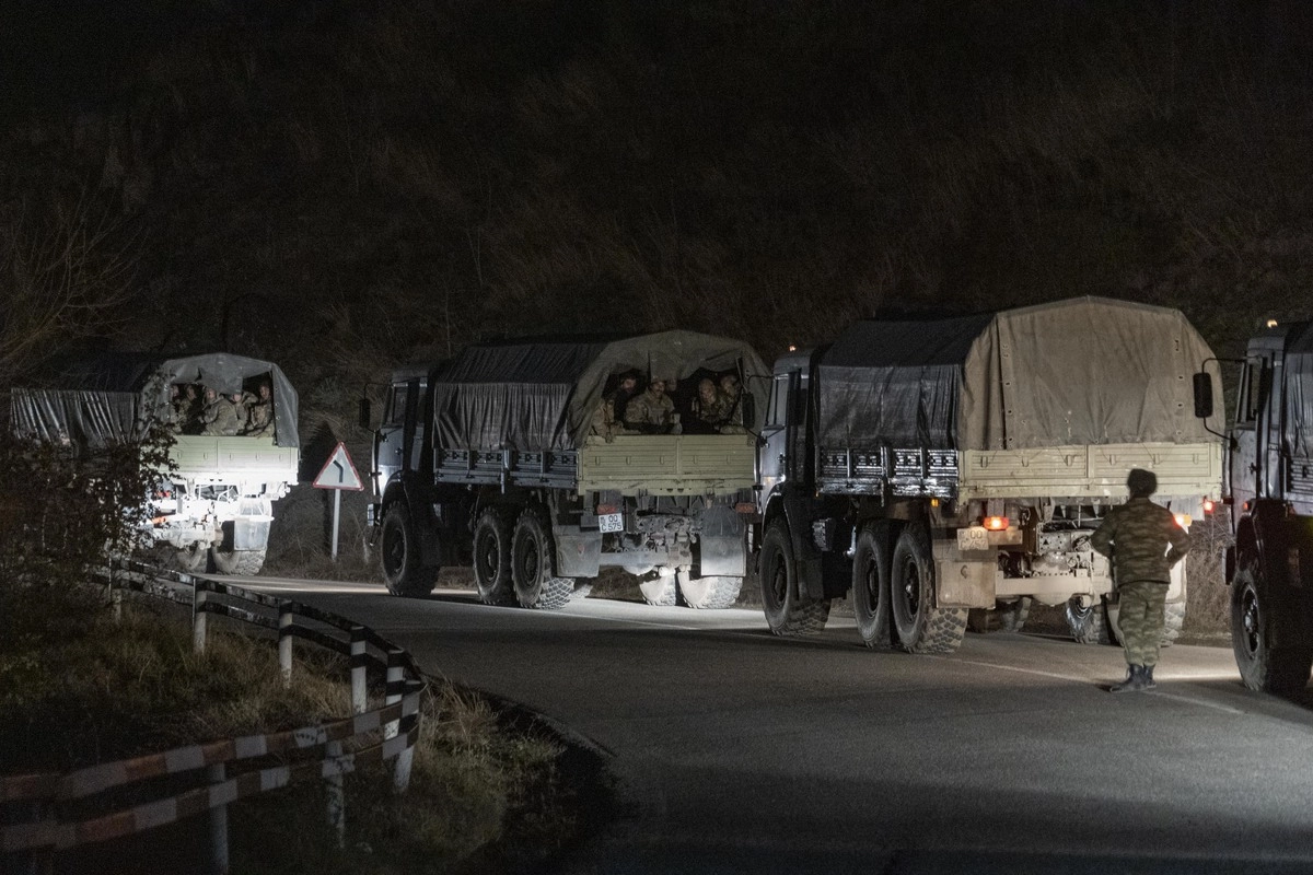 Первая колонна азербайджанской армии, пересекшая город Лачин и Лачинский район в сопровождении российских миротворцев. На дороге, именуемой Лачинский коридор. 