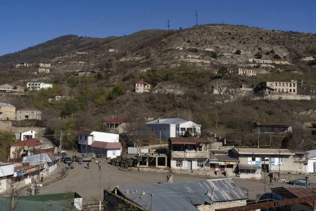 Общий вид главой площади города Лачин, российские миротворцы