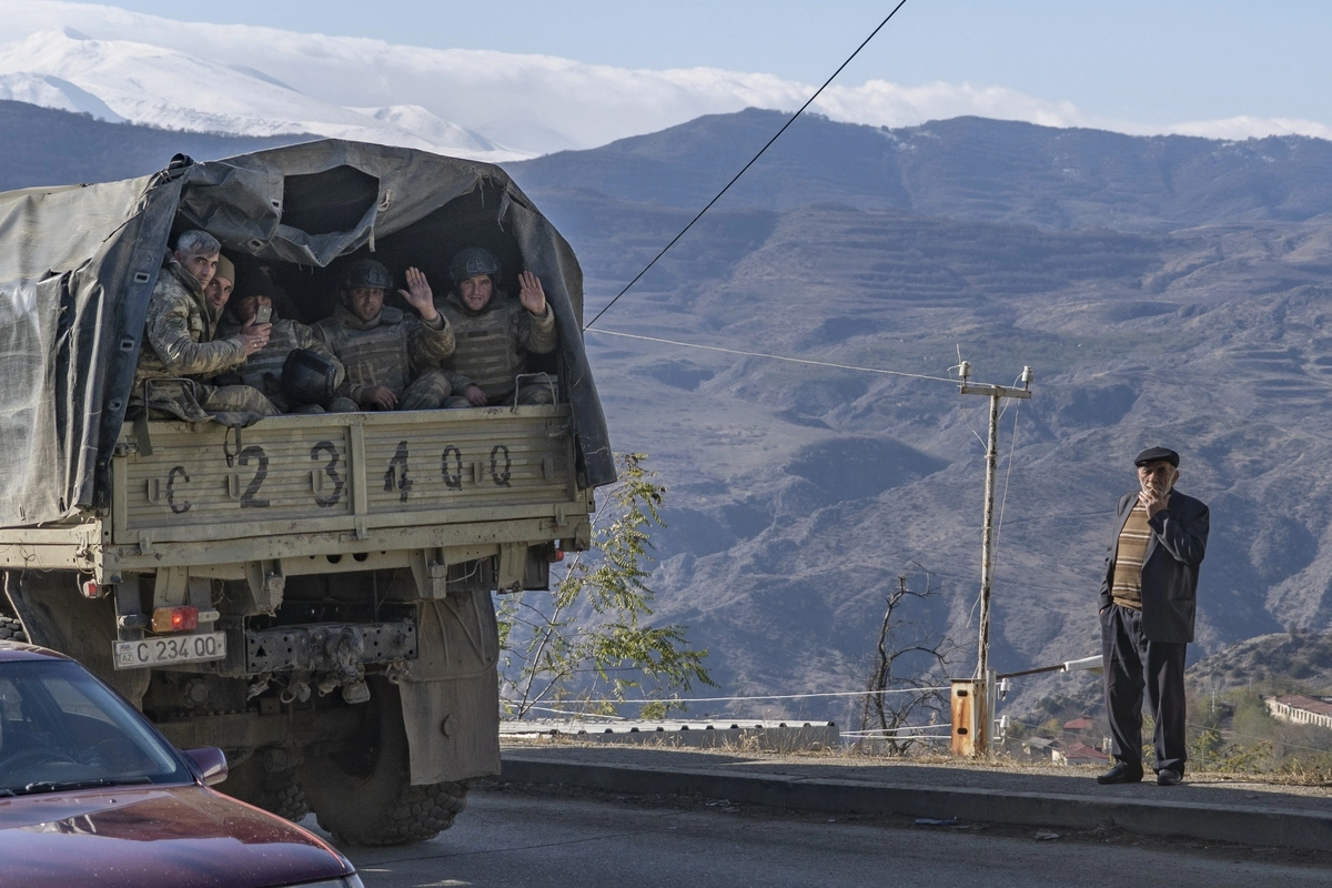 Колонна азербайджанской армии пересекает Лачин утром 1 декабря. За этим наблюдает пожилой армянин, не покинувший город. 