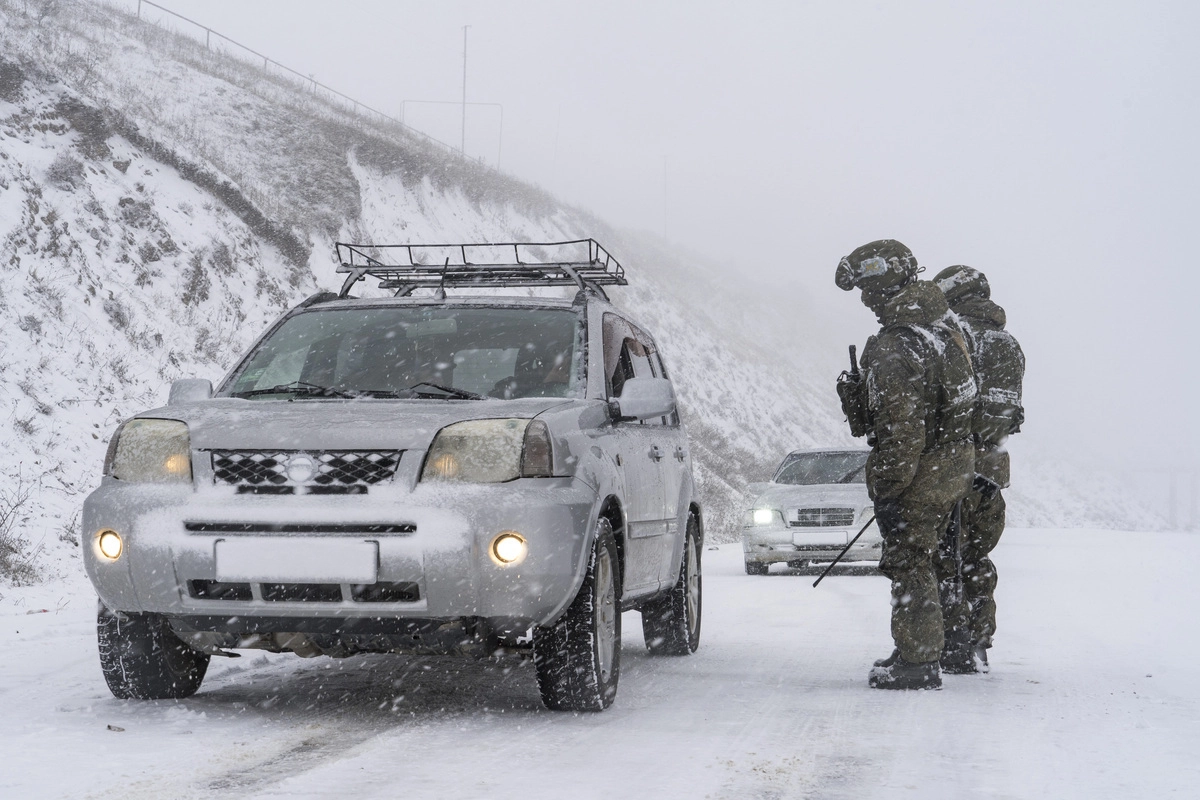 Российские миротворцы контролируют проезд гражданских машин по Лачинскому коридору