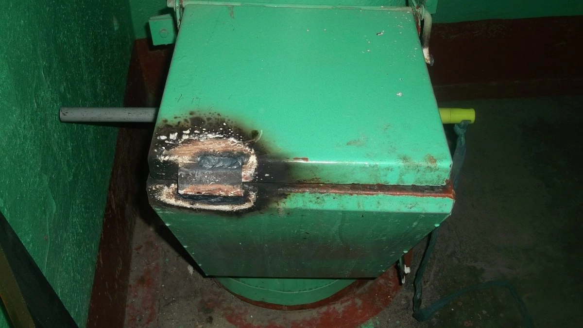 Заваренный мусоропровод