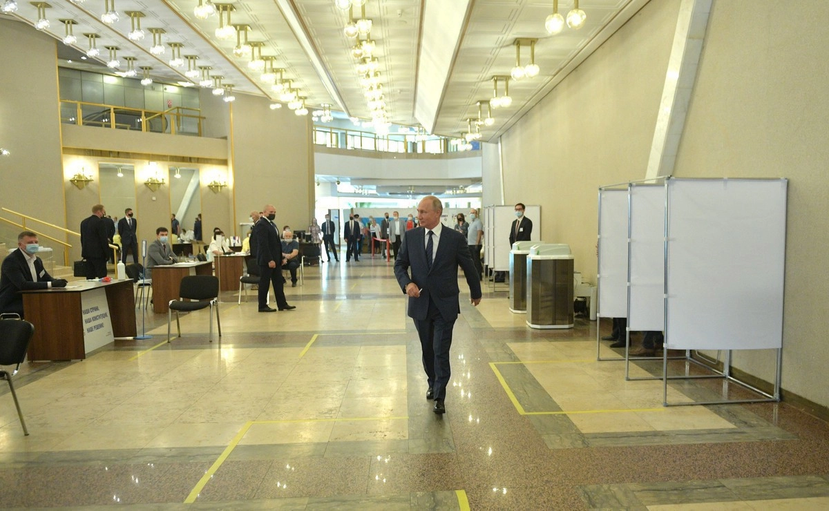 Владимир Путин прибыл на участок, чтобы проголосовать по конституционным поправкам
