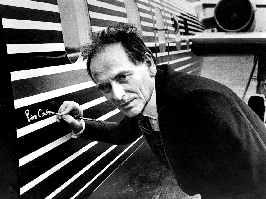 Пьер Карден, оставляющий автограф на фюзеляже самолета собственного дизайна, 1978 год