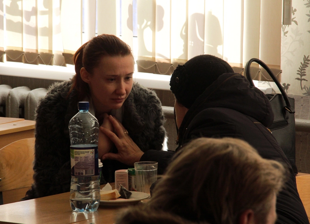 В одной из школ города, где разместили пострадавших от взрыва бытового газа в многоквартирном доме.