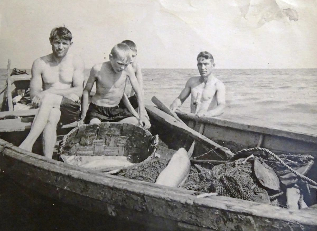 Крохино. Местные рыбаки. Фото из архива «Музея Незатопленных историй».