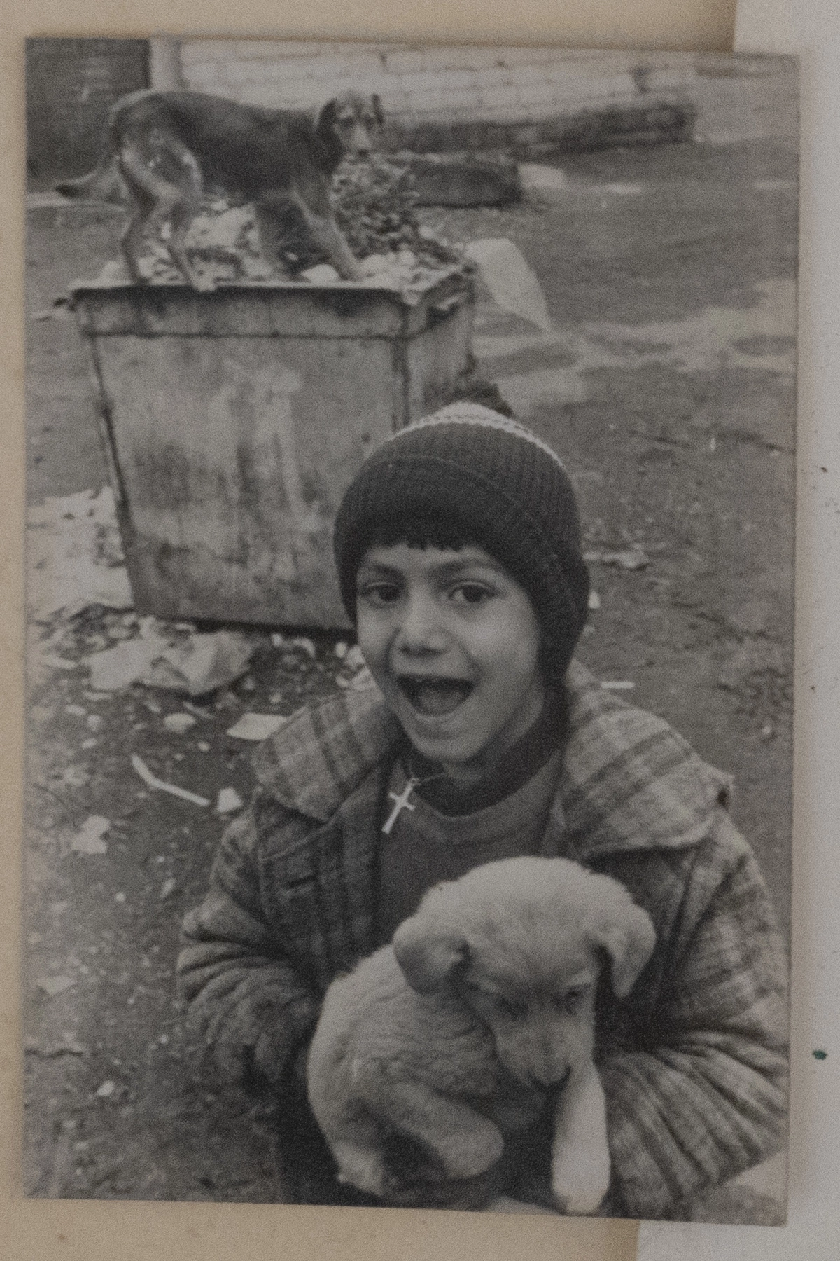 6-летний Тигран, житель Степанакерта в 1994 году, во время Первой Карабахской войны. Снимок из семейного альбома.