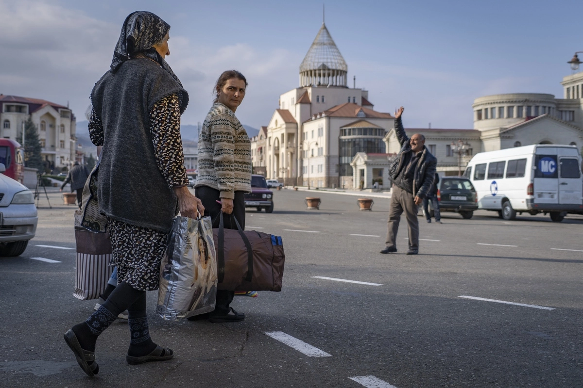 Вернувшиеся из Армении в Степанакерт беженцы на главной площади города.