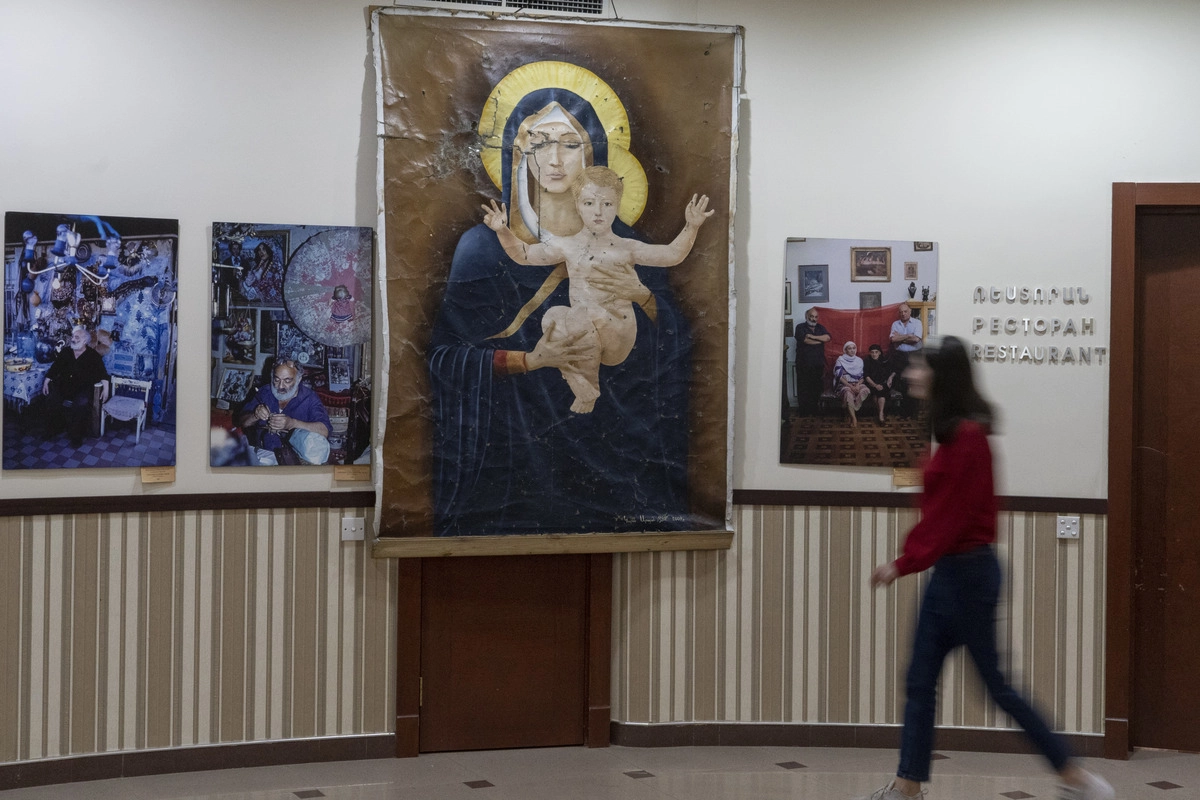 Икона Богородицы из храма в Шуши, пробитая осколками в результате обстрела. Эвакуирована в Степанакерт, размещена в холле городского отеля. 