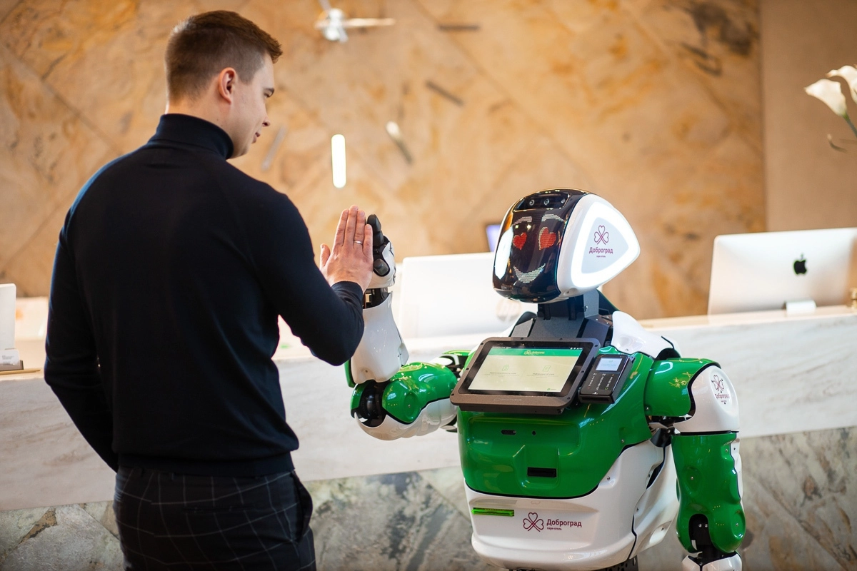 Робот в российском отеле города Доброград Promobot