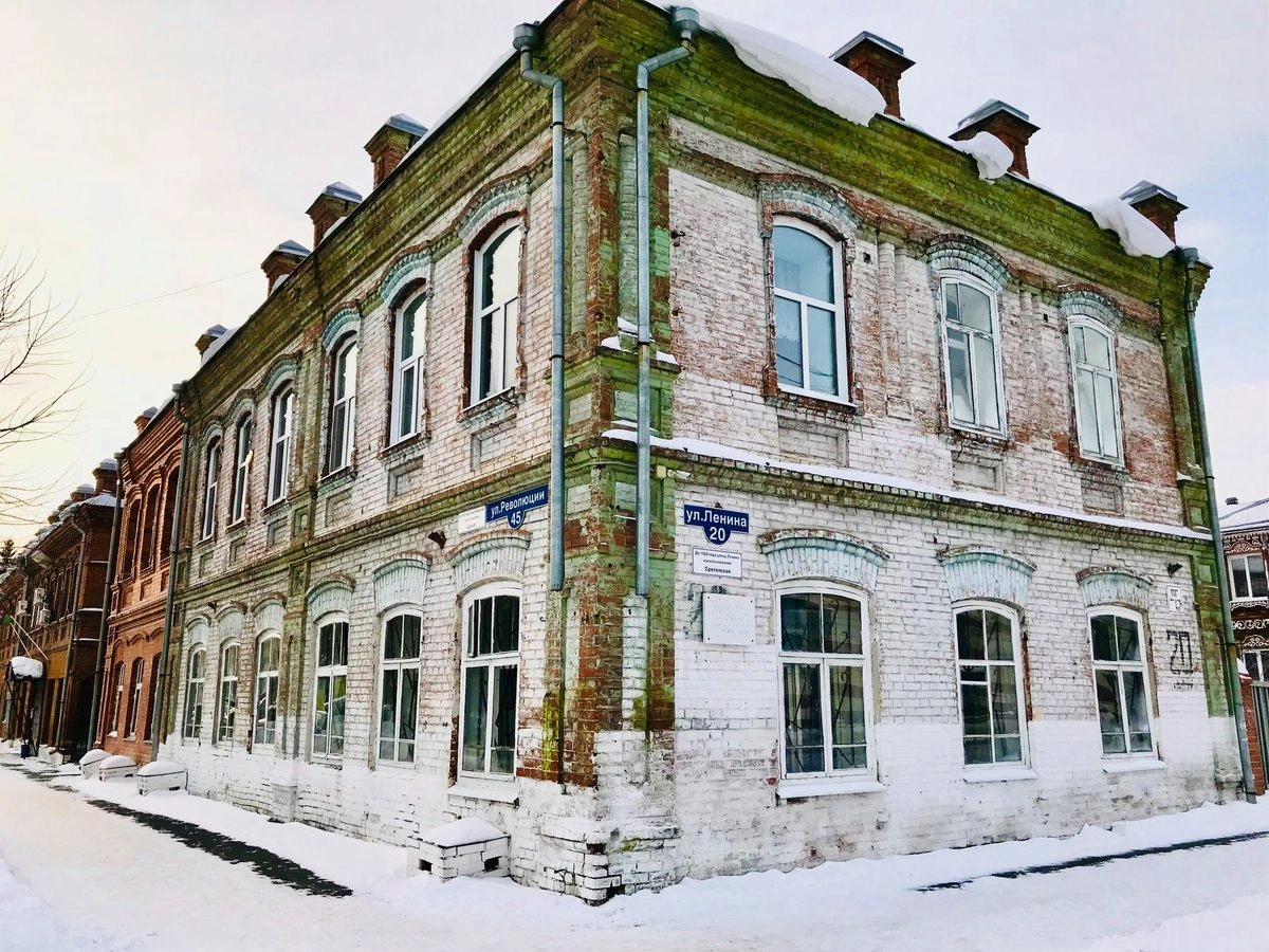 Купеческий дом начала 19 вка и здание городской управы того же времени.