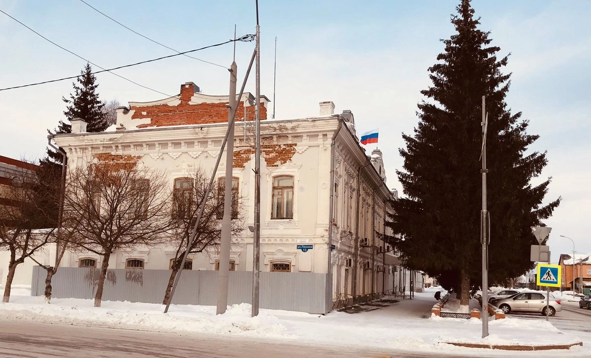 Купеческий особняк 1832 года, сейчас в нем отдел полиции.