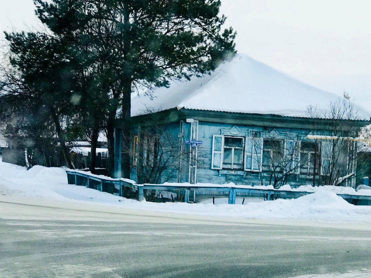 На окраинах Ялуторовск становится милой деревней с аккуратными домиками и характерной для этого региона резьбой по окнам.