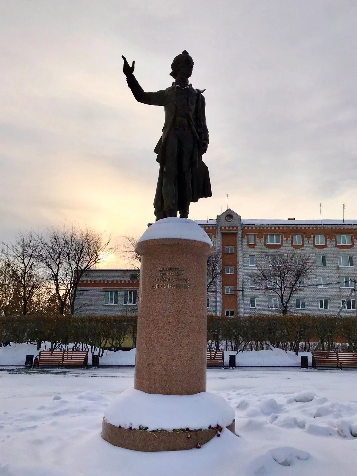 Около КДЦ «Юбилейный» (ул. Ленина, 48) можно найти памятник генералиссимусу А.В. Суворову.