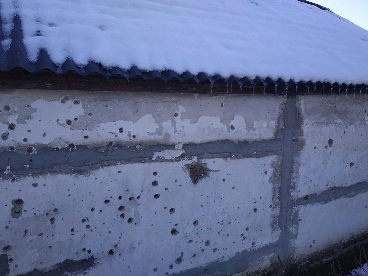 Стена дома обращённая к линии соприкосновения