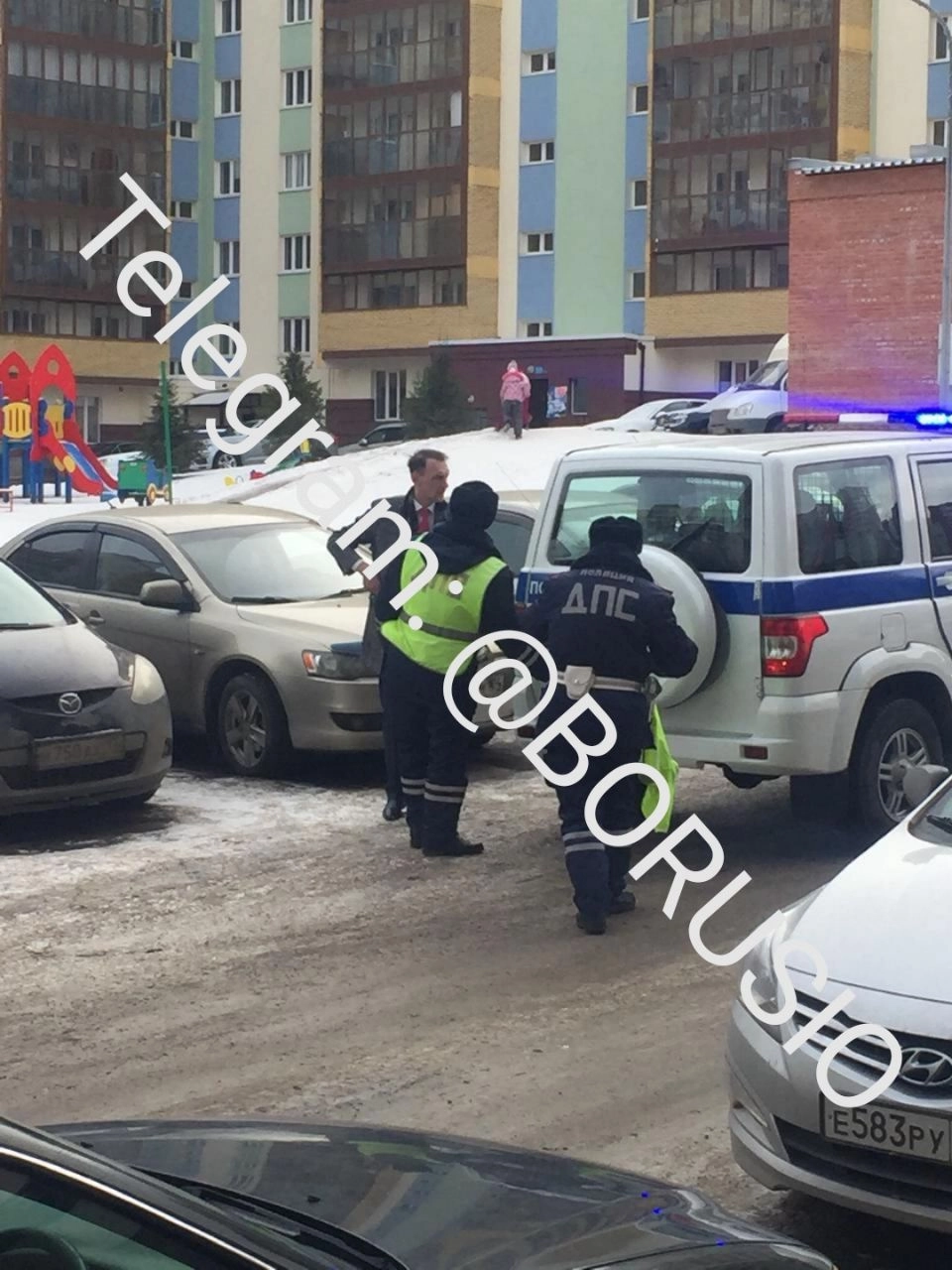 Полицейские допрашивают Алексея Талюка
