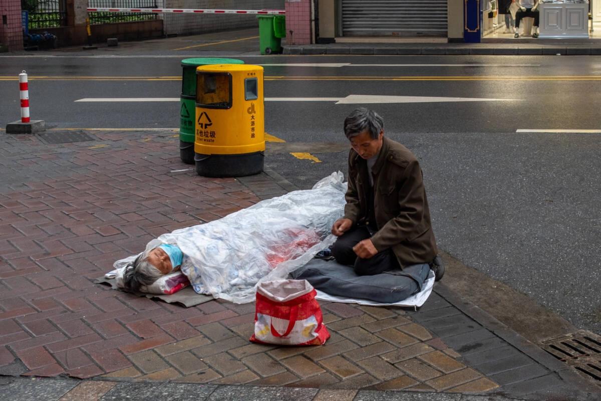 Попрошайки в Китае спекулируют на образе больных людей