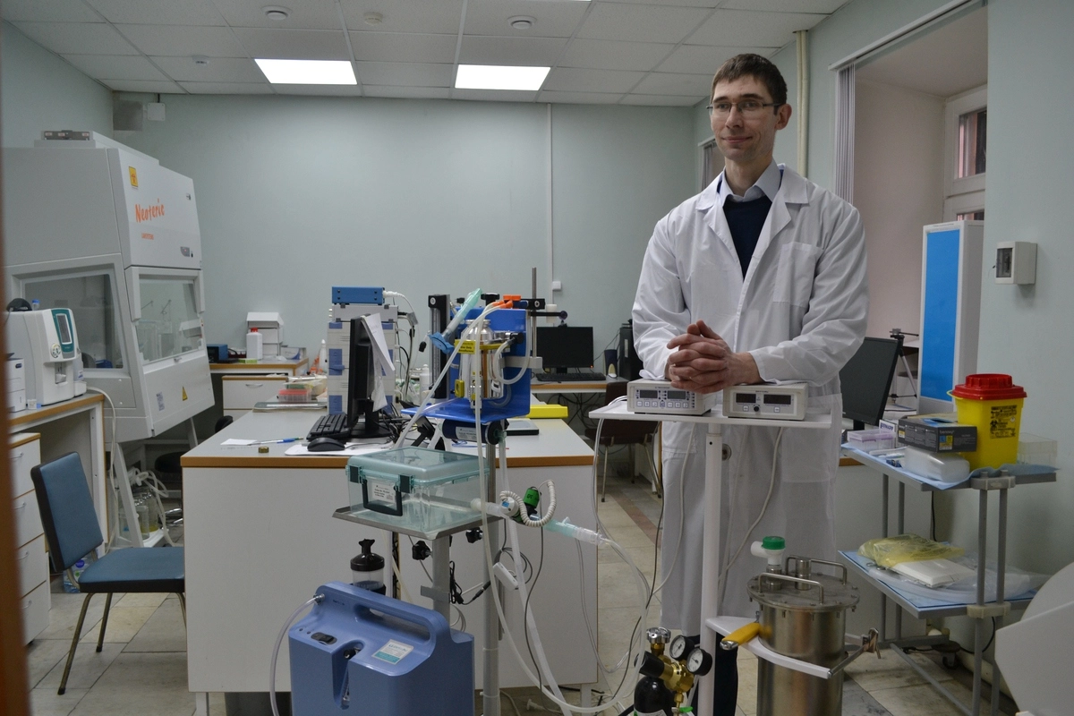 Анестезиолог Иван Рыжков в лаборатории. 