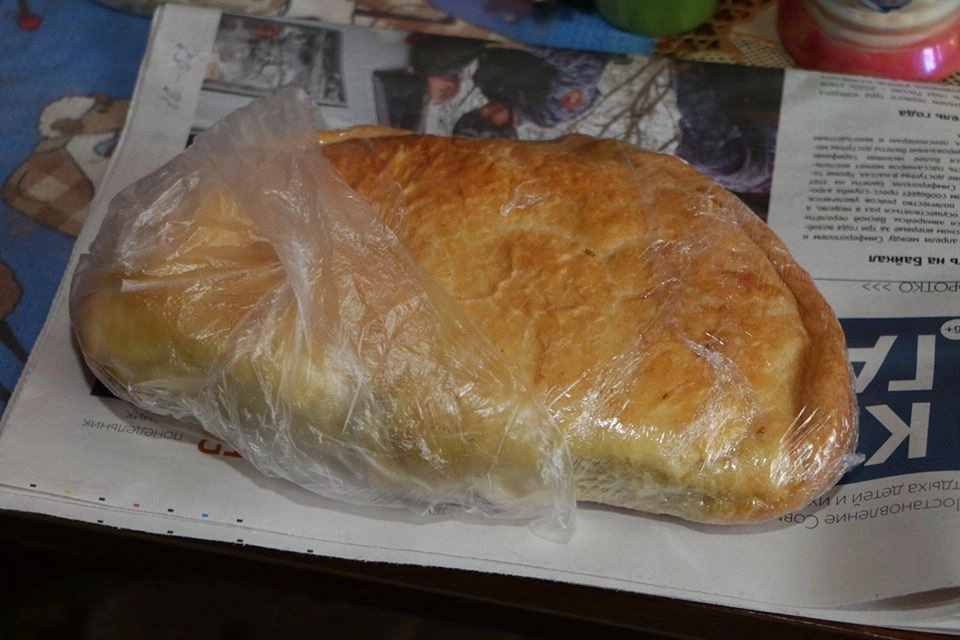 Символический хлеб выглядит не так «багато» как шубы керченских единороссок