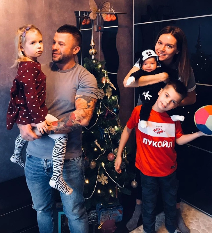 С разрешения Юлии Ивкиной «Ридус» публикует семейную фотографию. Дома Михаила ждут трое детей, которые очень скучают по папе. 