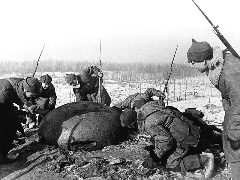 Бойцы РККА осматривают финские укрепления