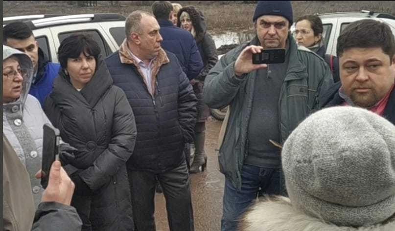 Евгений Кацюба (в центре с телефоном) и Михаил Карцев (справа).