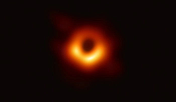 Первое в истории фото черной дыры.