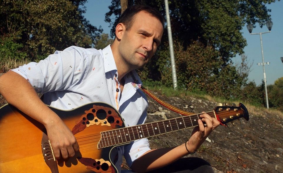 Сербский певец и телеведущий Марко Долаш